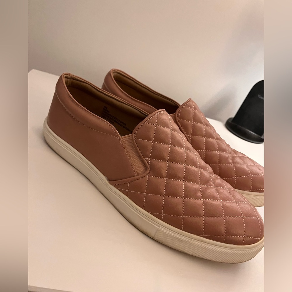 Pink sneaker - Picture 2 of 2